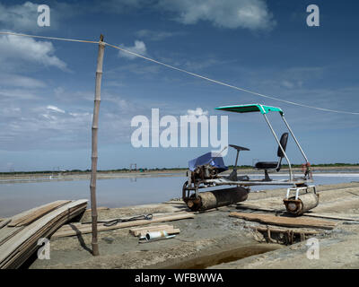 Die Traktoren der Salzfelder lokale Landwirtschaft auf einem schönen blauen Himmel in Thailand, Salz-Teich, Salz - Bauernhof Stockfoto