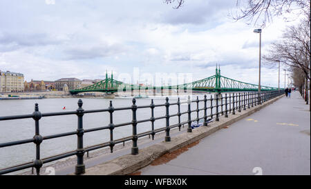 Budapest Ungarn 03 16 2019 die Brücke der Freiheit vom Kai fotografiert. Stockfoto