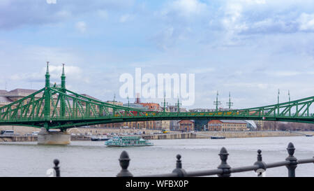 Budapest Ungarn 03 16 2019 die Brücke der Freiheit vom Kai fotografiert. Stockfoto