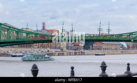 BUDAPEST, UNGARN, 03 16 2019 Das legendäre Schiff fährt entlang der Donau in Budapest. Stockfoto
