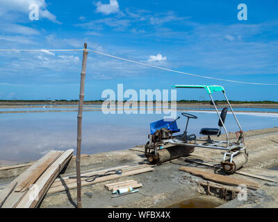 Die Traktoren der Salzfelder lokale Landwirtschaft auf einem schönen blauen Himmel in Thailand, Salz-Teich, Salz - Bauernhof Stockfoto