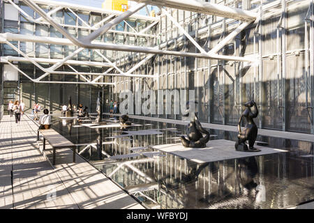 Paris Centre Pompidou - eine Terrasse mit Garten für Skulpturen im Centre Pompidou in Paris, Frankreich, Europa. Stockfoto