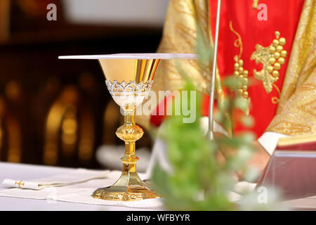 Priester feiern Gottesdienst in der Kirche Stockfoto