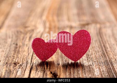Valentines Tag Karte mit zwei Herzen auf hölzernen Hintergrund Stockfoto