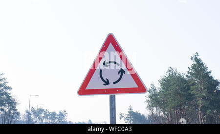 Kreisverkehr Zeichen im Wald Stockfoto