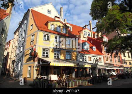 18. Jahrhundert Gebäude, jetzt die Bars und Restaurants in Livu Square, in der Altstadt von Riga, Lettland Stockfoto