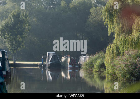Kanal Boot auf britische Wasser Urlaub Stockfoto