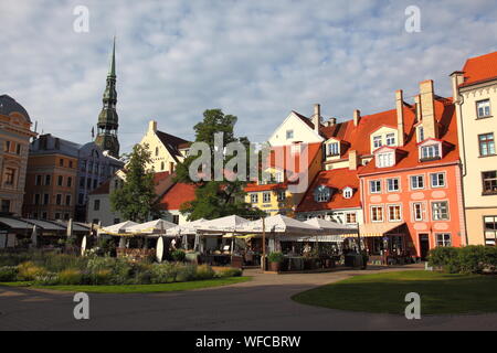 18. Jahrhundert Gebäude, jetzt die Bars und Restaurants in Livu Square, in der Altstadt von Riga, Lettland Stockfoto