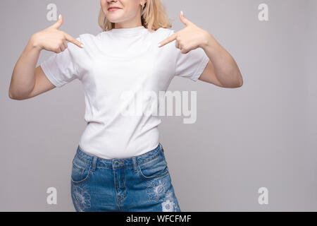 7/8-Ansicht von Brünette in weißem Hemd und Jeans Stockfoto