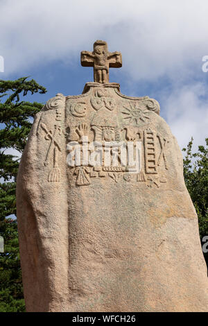 Menhir von Saint-Uzec. Menhir ist ca. 8 Meter hoch und 3 Meter breit. Es ist der größte Menhir in Frankreich mit christlichen Symbolen. Es war rewor Stockfoto