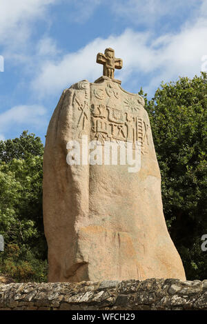 Menhir von Saint-Uzec. Menhir ist ca. 8 Meter hoch und 3 Meter breit. Es ist der größte Menhir in Frankreich mit christlichen Symbolen. Es war rewor Stockfoto