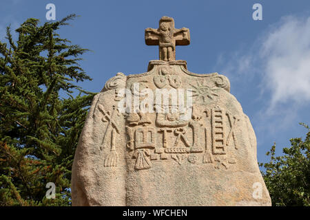 Menhir von Saint-Uzec. Menhir ist ca. 8 Meter hoch und 3 Meter breit. Es ist der größte Menhir in Frankreich mit christlichen Symbolen. Es war rewor Stockfoto