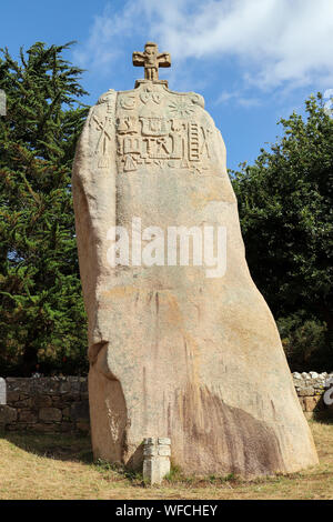 Christianisierten Menhir von Saint-Uzec in Global View. Menhir ist ca. 8 Meter hoch und 3 Meter breit. Es ist der größte Menhir in Frankreich mit Ch Stockfoto