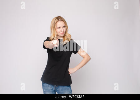 Sicher, junge schöne Frau, von Hand strengen Blick auf Kamera posieren isoliert Stockfoto