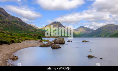 Wasdale, Großbritannien - 15.August 2019: Wast Water in Richtung Wasdale Head und Scafell Pike im Lake District National Park, Großbritannien Stockfoto