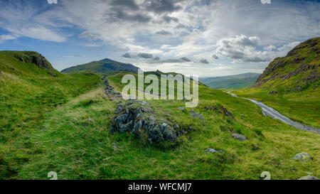 Hardknott Pass, Großbritannien - 15.August 2019: Blick vom Coll von Hardknott Pass in Richtung Eskdale im Lake District National Park, Großbritannien Stockfoto