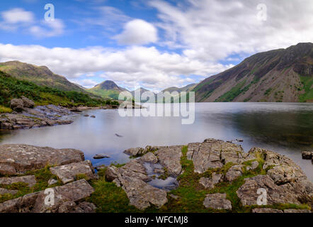 Wasdale, Großbritannien - 15.August 2019: Wast Water in Richtung Wasdale Head und Scafell Pike im Lake District National Park, Großbritannien Stockfoto