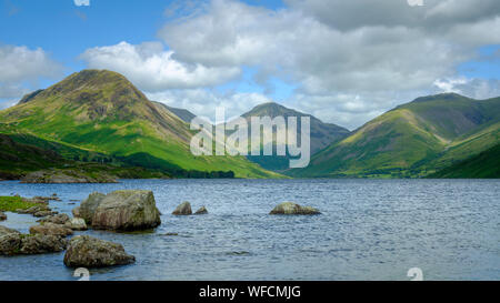 Wasdale, Großbritannien - 15.August 2019: Wast Water in Richtung Wasdale Head und Scafell Pike im Lake District National Park, Großbritannien Stockfoto