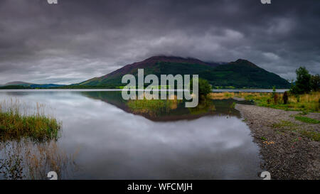 Keswick, Großbritannien - 14.August 2019: Bedeckt und niedrige Wolken über Skiddaw in Bassenthwaite See von Blackstock Punkt Stockfoto