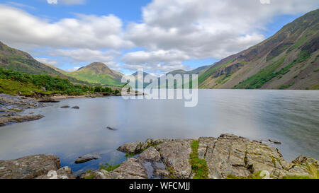 Wasdale, Großbritannien - 15.August 2019: Wast Water in Richtung Wasdale Head und Scafell Pike im Lake District National Park, Großbritannien Stockfoto