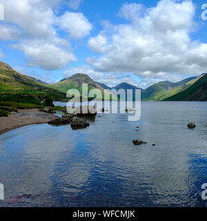 Wasdale, Großbritannien - 15.August 2019: Wast Water in Richtung Wasdale Head und Scafell Pike im Lake District National Park, Großbritannien Stockfoto