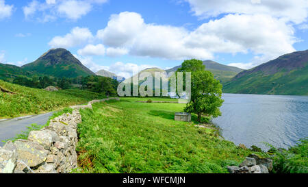 Wasdale, Großbritannien - 15.August 2019: Wast Water in Richtung Wasdale Head und Scafell Pike im Lake District National Park, Großbritannien Stockfoto