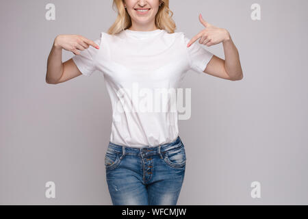 7/8-Ansicht von Brünette in weißem Hemd und Jeans Stockfoto