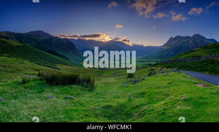 Great Langdale, Großbritannien - 15.August 2019: Der Blick aus der Nähe Blea Tarn in Richtung der Spitze des Great Langdale bei Sonnenuntergang, im Lake District National Park, Stockfoto