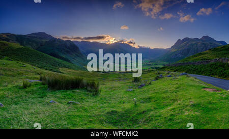 Great Langdale, Großbritannien - 15.August 2019: Der Blick aus der Nähe Blea Tarn in Richtung der Spitze des Great Langdale bei Sonnenuntergang, im Lake District National Park, Stockfoto