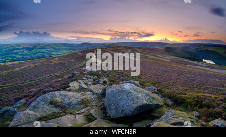 Win Hill, Großbritannien - 12.August 2019: Sonnenuntergang über den Peak District von Win Hill mit den Anfängen der Heidekraut blüht. Stockfoto