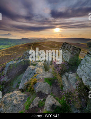 Win Hill, Großbritannien - 12.August 2019: Sonnenuntergang über den Peak District von Win Hill mit den Anfängen der Heidekraut blüht. Stockfoto