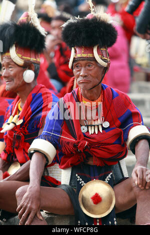 Krieger des Konyak Stamm warten rituelle Tänze an Hornbill Festival durchzuführen. Stockfoto