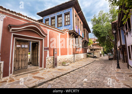 PLOVDIV, Bulgarien - 22. Juni 2019: Im Zentrum von Plovdiv ist Gastgeber für die Europäische Kulturhauptstadt 2019. Mit alten farbigen Holzhäuser Stockfoto