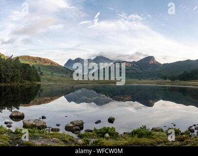 Langdale Pikes in Blea Tarn in den frühen Morgen Licht des Spätsommers wider Stockfoto