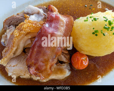 Bayerischer Schweinebraten mit Knistern und Knödel Stockfoto