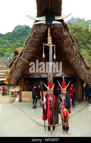 Yimchunger Stämme in ihren traditionellen Hütte am Hornbill festival Boden, Kohima, Nagaland, Indien Stockfoto