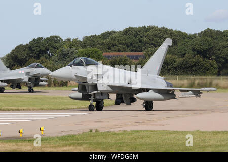RAF Typhoon Rollens auf die Landebahn in Coningsby vor dem Antritt einer Ausbildung sortie. Stockfoto