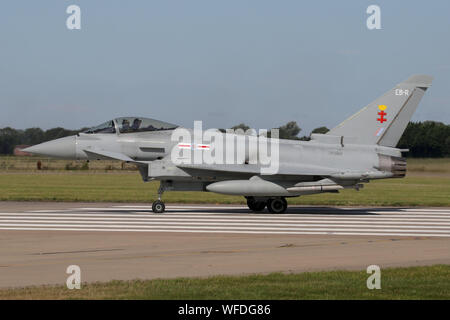 Tranche 3 Typhoon FGR 4 von 41 squadron Rollen auf der Landebahn von RAF Coningsby vor der Abfahrt. Stockfoto
