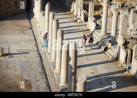 Römische Agora in Plaka Athen Griechenland ruinieren, Touristen zu Fuß rund um den Ruinen Stockfoto