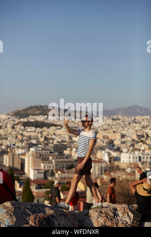 Ein Tourist, der ein Bild bei selfie Akropolis Stockfoto