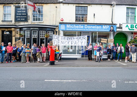 Chippenham, Wiltshire, UK. 31 August, 2019. Die Demonstranten, die Schilder und Plakate sind im Bild als Sie protestieren außerhalb des Büros von Michelle Donelan Chippenham, die Konservative MP für Chippenham. Der Protest gegen Boris Johnson's Entscheidung zu vertagen Parlaments wurde von Chippenham Wahlkreis Labour Party organisiert. Credit: Lynchpics/Alamy leben Nachrichten Stockfoto