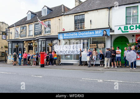 Chippenham, Wiltshire, UK. 31 August, 2019. Die Demonstranten, die Schilder und Plakate sind im Bild als Sie protestieren außerhalb des Büros von Michelle Donelan Chippenham, die Konservative MP für Chippenham. Der Protest gegen Boris Johnson's Entscheidung zu vertagen Parlaments wurde von Chippenham Wahlkreis Labour Party organisiert. Credit: Lynchpics/Alamy leben Nachrichten Stockfoto