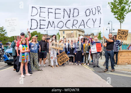 Chippenham, Wiltshire, UK. 31 August, 2019. Die Demonstranten mit einem Banner und Plakate sind dargestellt, wie sie durch die Straßen von Chippenham gegen Boris Johnson's Entscheidung zu vertagen Parlament zu protestieren. Der Protest wurde von der Chippenham Wahlkreis Labour Party organisiert. Credit: lynchpics/Alamy leben Nachrichten Stockfoto