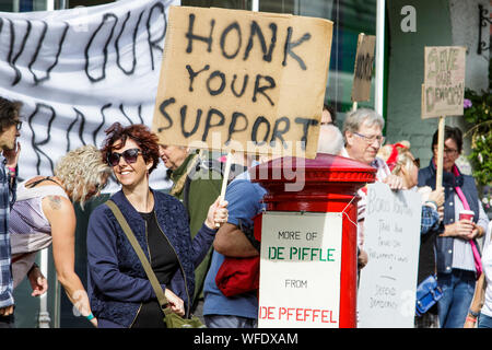 Chippenham, Wiltshire, UK. 31 August, 2019. Die Demonstranten, die Schilder und Plakate sind im Bild als Sie protestieren außerhalb des Büros von Michelle Donelan Chippenham, die Konservative MP für Chippenham. Der Protest gegen Boris Johnson's Entscheidung zu vertagen Parlaments wurde von Chippenham Wahlkreis Labour Party organisiert. Credit: Lynchpics/Alamy leben Nachrichten Stockfoto