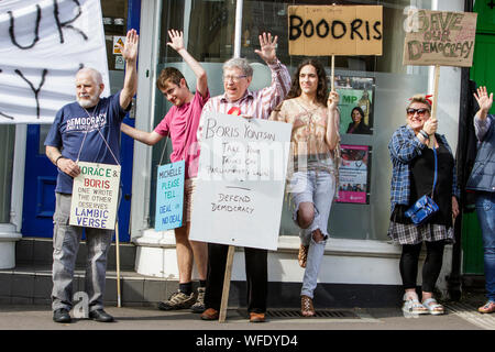 Chippenham, Wiltshire, UK. 31 August, 2019. Die Demonstranten, die Schilder und Plakate sind im Bild als Sie protestieren außerhalb des Büros von Michelle Donelan Chippenham, die Konservative MP für Chippenham. Der Protest gegen Boris Johnson's Entscheidung zu vertagen Parlaments wurde von Chippenham Wahlkreis Labour Party organisiert. Credit: Lynchpics/Alamy leben Nachrichten Stockfoto