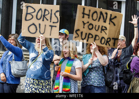 Chippenham, Wiltshire, UK. 31 August, 2019. Die Demonstranten, die Schilder und Plakate sind im Bild als Sie protestieren außerhalb des Büros von Michelle Donelan Chippenham, die Konservative MP für Chippenham. Der Protest gegen Boris Johnson's Entscheidung zu vertagen Parlaments wurde von Chippenham Wahlkreis Labour Party organisiert. Credit: Lynchpics/Alamy leben Nachrichten Stockfoto