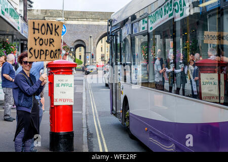 Chippenham, Wiltshire, UK. 31 August, 2019. Die Demonstranten, die Schilder und Plakate sind im Bild als Sie protestieren außerhalb des Büros von Michelle Donelan Chippenham, die Konservative MP für Chippenham. Der Protest gegen Boris Johnson's Entscheidung zu vertagen Parlaments wurde von Chippenham Wahlkreis Labour Party organisiert. Credit: Lynchpics/Alamy leben Nachrichten Stockfoto