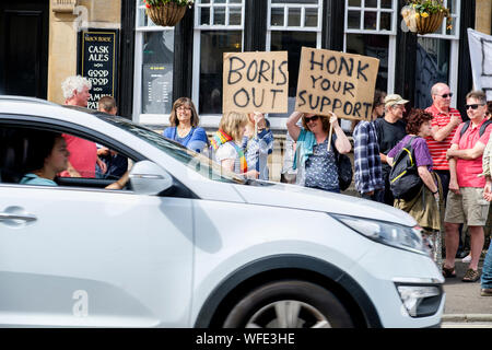 Chippenham, Wiltshire, UK. 31 August, 2019. Die Demonstranten, die Schilder und Plakate sind im Bild als Sie protestieren außerhalb des Büros von Michelle Donelan Chippenham, die Konservative MP für Chippenham. Der Protest gegen Boris Johnson's Entscheidung zu vertagen Parlaments wurde von Chippenham Wahlkreis Labour Party organisiert. Credit: Lynchpics/Alamy leben Nachrichten Stockfoto