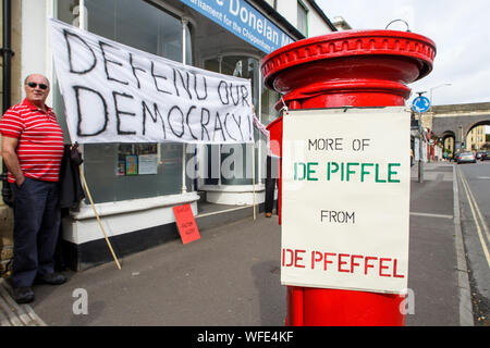 Chippenham, Wiltshire, UK. 31 August, 2019. Die Demonstranten, die Schilder und Plakate sind im Bild als Sie protestieren außerhalb des Büros von Michelle Donelan Chippenham, die Konservative MP für Chippenham. Der Protest gegen Boris Johnson's Entscheidung zu vertagen Parlaments wurde von Chippenham Wahlkreis Labour Party organisiert. Credit: Lynchpics/Alamy leben Nachrichten Stockfoto