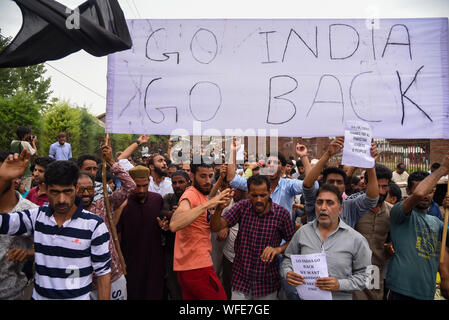 Srinagar, Indien. 31 Aug, 2019. Kaschmir Demonstranten halten ein Banner und Plakate während der Demonstration. Hunderte Leute haben eine Straße Protest in Kaschmir als Indiens Regierung sicherte sich der Oberste Gerichtshof, dass die Situation in der umstrittenen Region überprüft wird täglich und beispielloser Sicherheit Einschränkungen werden in den nächsten Tagen entfernt werden. Credit: SOPA Images Limited/Alamy leben Nachrichten Stockfoto